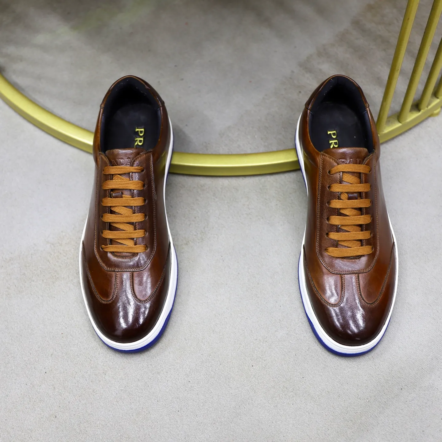 Factory price: 💰640 Prada classic men’s lace-up casual shoes | Imported cowhide upper | Upper stitching layered design, light and breathable | Soft and comfortable | Decorated with PRADA letters on the side | Distinctive sports style, showing the brand style | Lightweight concave and convex pattern rubber soles | Matched with cowhide foot pad lining | Excellent foot feel, fashionable and elegant | Size: 38-44 (45 customized)